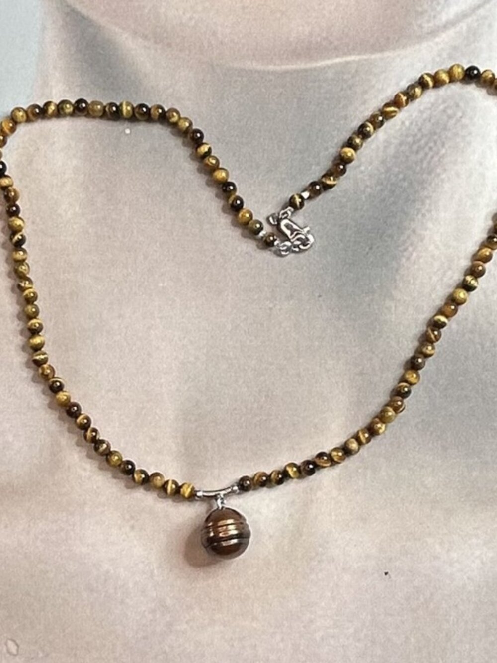 Tiger-Eye Gemstone Beads Necklace with Freshwater Pearl Pendant.